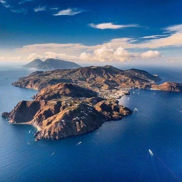 Taormina to Aeolian Islands Charter Boat Trip – Departing from Isola Bella